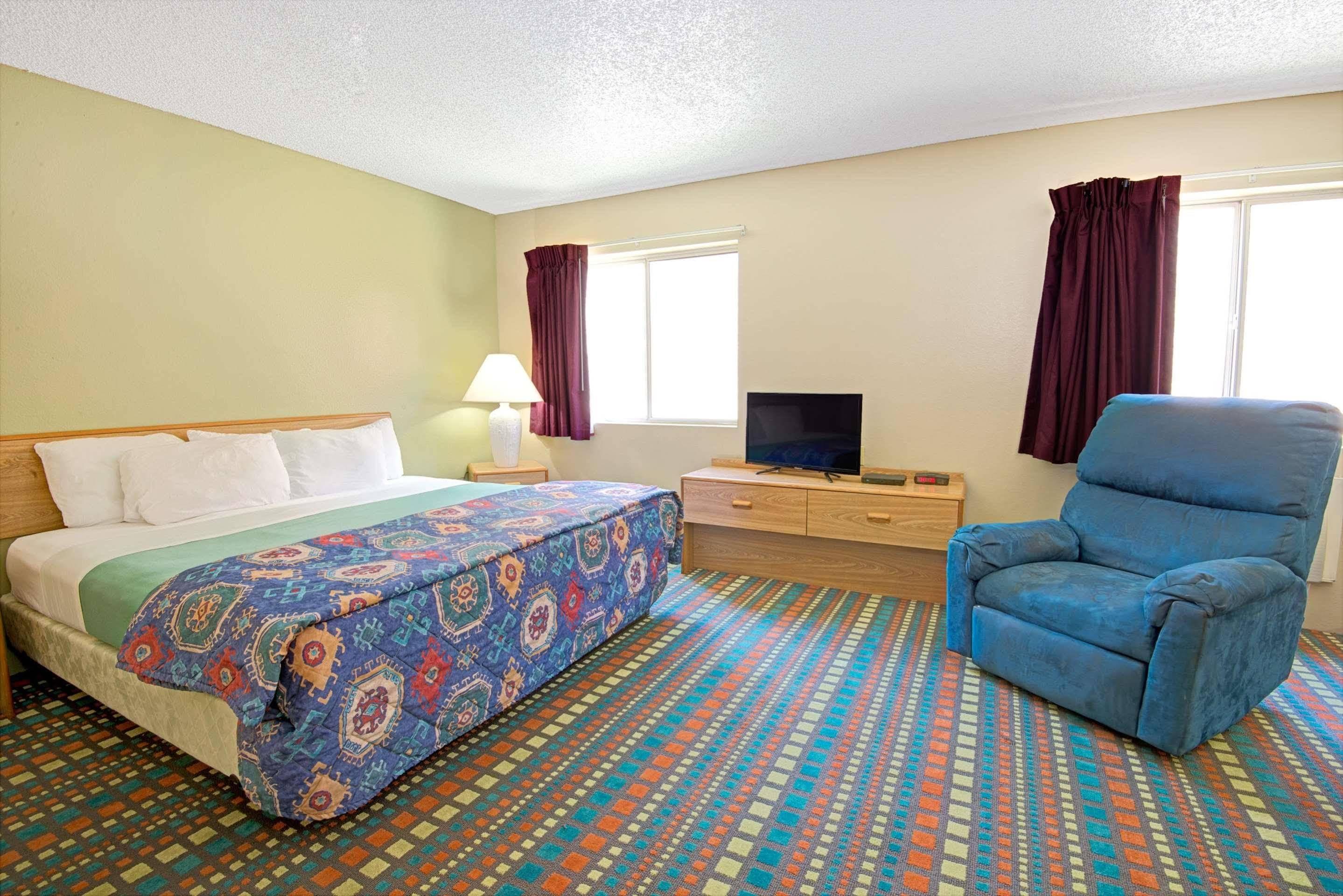 Super 8 By Wyndham Belen Nm Exterior foto