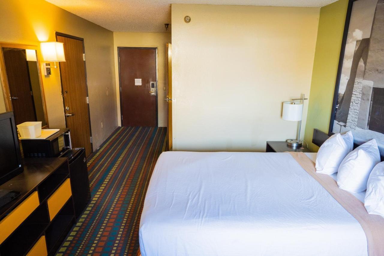 Super 8 By Wyndham Belen Nm Exterior foto