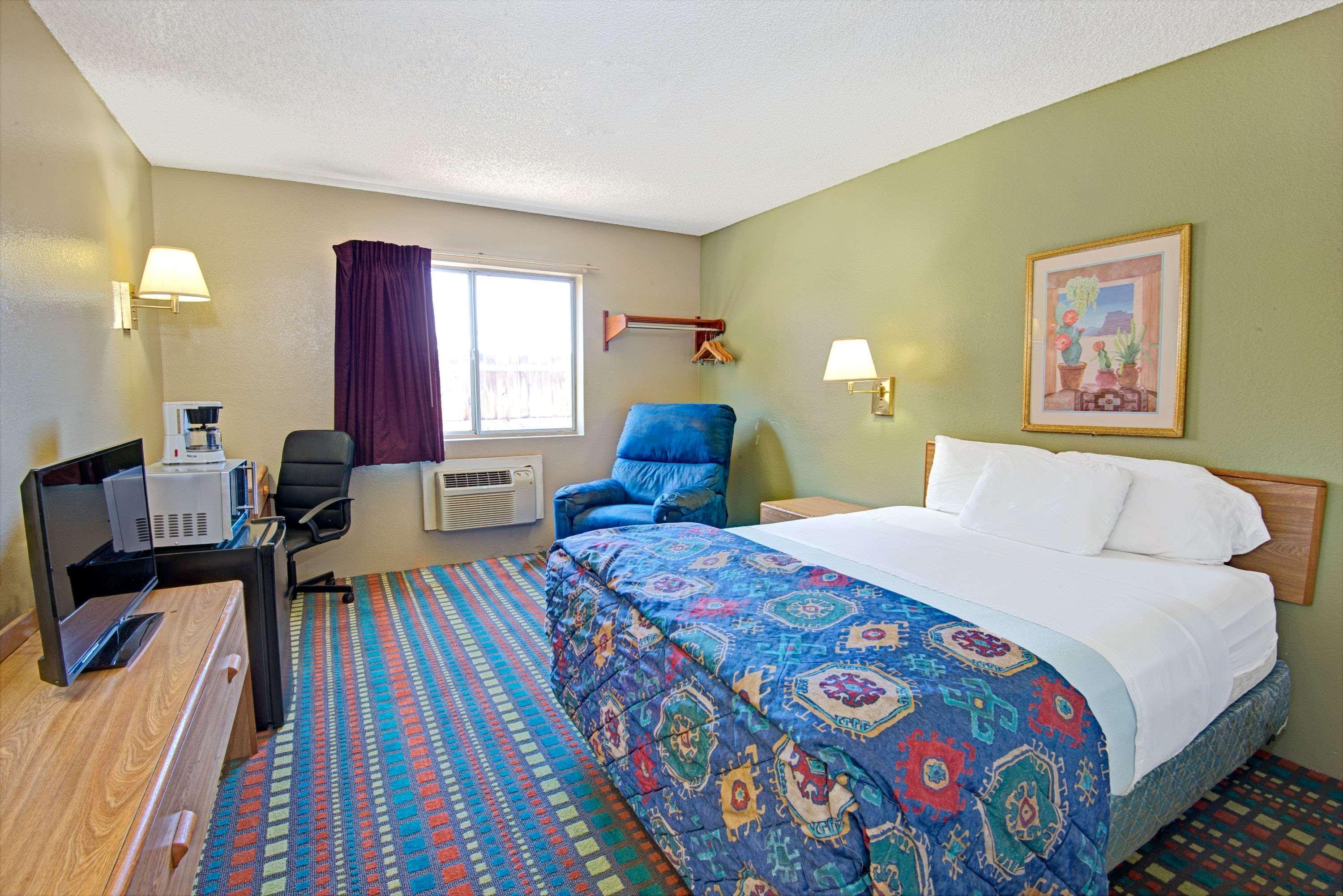 Super 8 By Wyndham Belen Nm Exterior foto