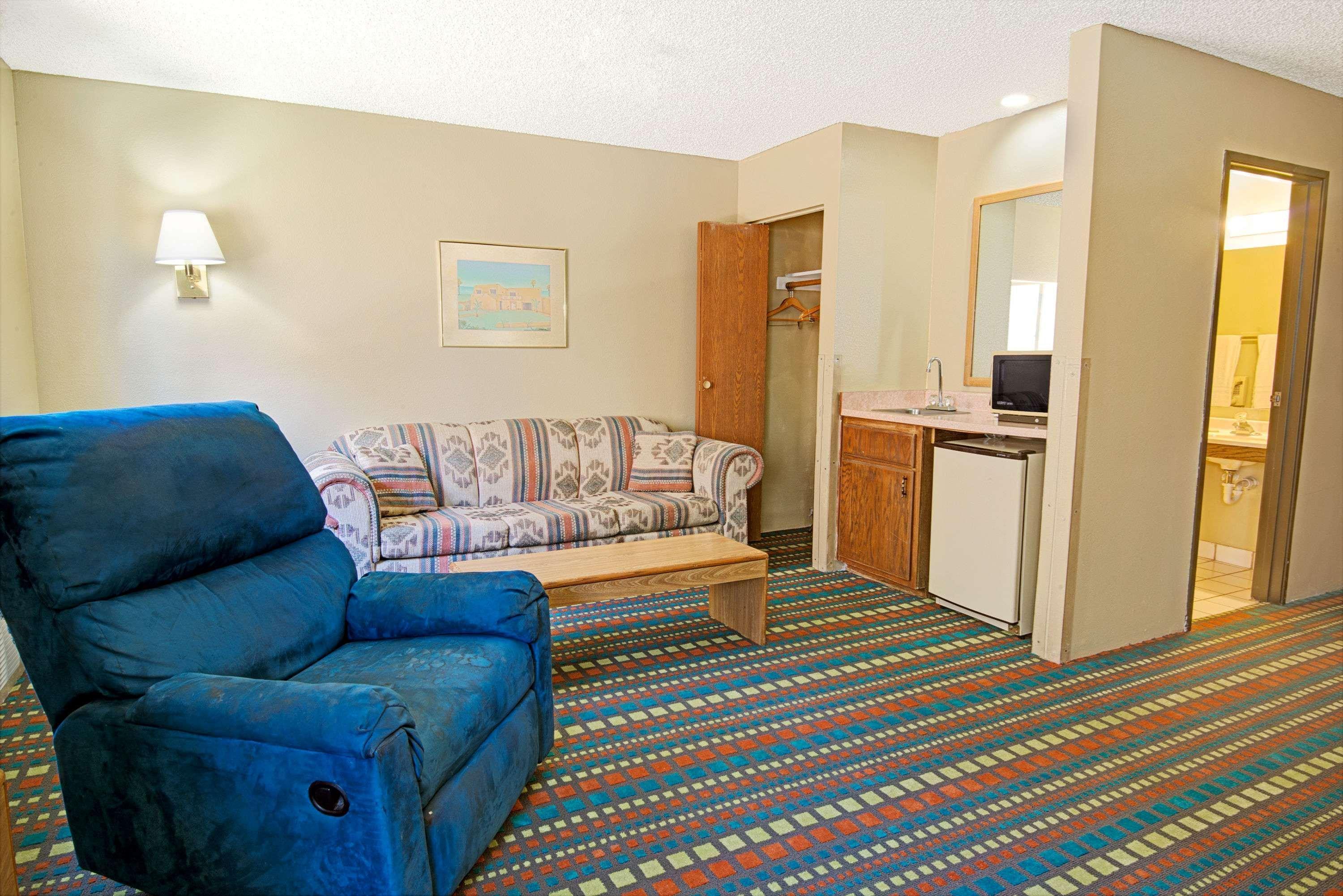 Super 8 By Wyndham Belen Nm Exterior foto